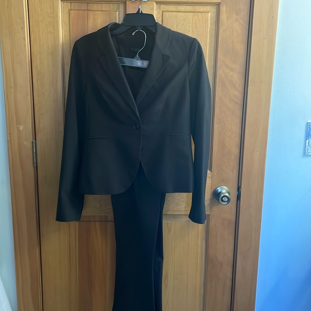 The Limited classic pants suit blazer size 4 pants size 2 but fit like a 4